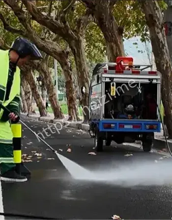 环卫水枪打落银杏叶